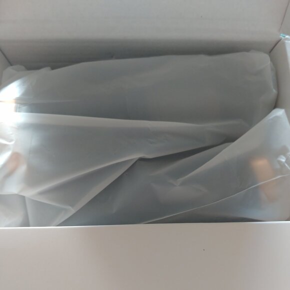 BRAND new small handheld portable vacuum cleaner - Picture 7 of 11